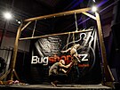 P�edvád�l ho i Bugshop. Jeho motto je velmi sd�lné: �ijte perverzn�, zem�ete...
