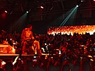 P�edstavení je plné oh��, sv�telných efekt�, dun�ní, exaltovaných póz, gest a...