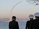 V�dce KLDR Kim �ong-un spole�n� s vysokými p�edstaviteli ministerstva obrany a...
