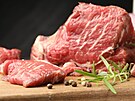 Hov�zí maso je jedním z významných zdroj� zinku v b�ném jídelní�ku.