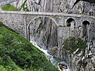 Sout�ska Schöllenen p�sobí na první pohled nehostinn� a divoce. Strmé skalní...