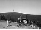 Turisté p�ed vý�lapem na Prad�d studují trasu na informa�ní tabuli � plánování...