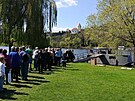 Davy lidí �ekají na p�ívoz u p�íle�itosti slavnostního otev�ení Dvoreckého...