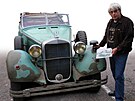 Mercedes 320B, ve kterém sed�l Reinhard Heydrich v dob� atentátu. U vozu stojí...