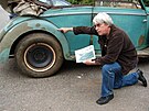 Mercedes 320B, ve kterém sed�l Reinhard Heydrich v dob� atentátu. U vozu kle�í...