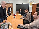 Zahrani�ní vedení Dynama v �ele s majitelkou Nnekou Ede dorazilo na jednání na...