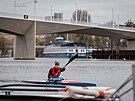 Pohled na Dvorecký most z �eky podtrhuje jeho kubistické prvky (13. dubna 2026)