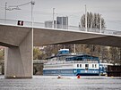 Pohled na Dvorecký most z �eky podtrhuje jeho kubistické prvky (13. dubna 2026)