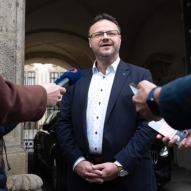�editel �esk�ho rozhlasu Ren� Zavoral odch�z� po jedn�n� s ministrem kultury Otou Klemp��em. (10. dubna 2026)