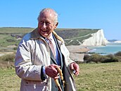 Britský král Karel III. b�hem slavnostního otev�ení �Pob�e�ní stezky krále...