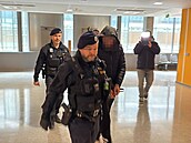 Policisté p�ivád�jí podez�elé z vykradení dvou pra�ských bankomat� k soudu,...