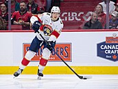 Obránce Floridy Marek Alscher kontroluje puk b�hem utkání proti Ottaw�.