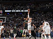 Rudy Gobert z Minnesoty a Nikola Joki� z Denveru se natahují po balonu na...