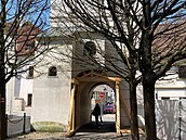 Na Bílé v�i v Klatovech se objevily praskliny. Do�asn� ji podpírá d�ev�ná...