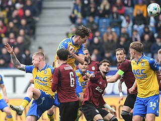 Teplický Pavel Svatek hlavi�kuje v zápase se Spartou.