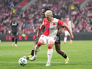 Slávista Tomá� Hole� si kryje mí� p�ed Princem Aduem z Plzn�.