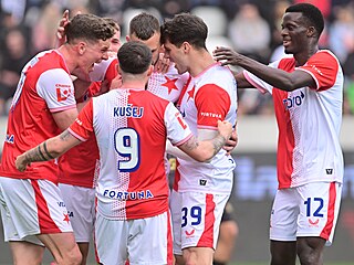 Fotbalisté Slavie se radují z gólu Erika Prekopa z pokutového kopu.