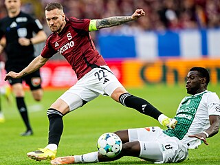 Jablonecký zálo�ník Nelson Okeke se sna�í zastavit Luká�e Haraslína ze Sparty.