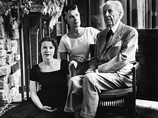 Architekt Frank Lloyd Wright s rodinou, snímek je z roku 1957. V bílých �atech...