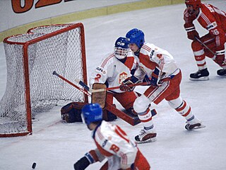 David Volek (dole), branká� Dominik Ha�ek a Jaroslav Benák v �eskoslovenských...