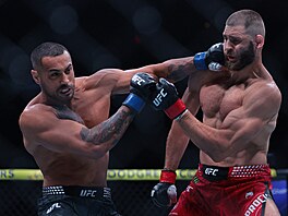 Ji�í Procházka (vpravo) inkasuje od Carlose Ulberga.