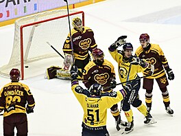 Gól v jihlavské brance oslavují zlín�tí hokejisté Václav Veber (vpravo) a Jakub...