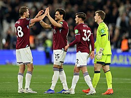 Tomá� Sou�ek (vlevo) a Konstantinos Mavropanos si plácají po d�le�ité výh�e nad...