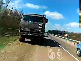 Ukrajinské FPV drony u� dolétnou do centra Don�cku, rozmetaly ruský nákla�ák