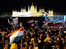 Stoupenci strany Tisza Pétera Magyara slaví výsledek voleb. (12. dubna 2026)