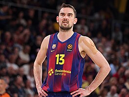 Rozehráva� Tomá� Satoranský z Barcelony b�hem utkání s Bayernem Mnichov v...
