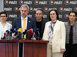 Tisková konference Pirátské strany z Poslanecké sn�movny. Na snímku zleva Olga...
