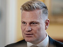 Filip Turek p�ichází na zasedání vlády, na které se bude mimo jiné projednávat...