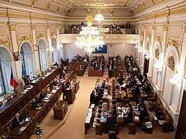 Mimo�ádná sch�ze Poslanecké sn�movny, kterou opozice svolala k projednání r�stu...