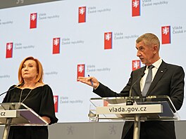 Ministryn� financí Alena Schillerová a premiér Andrej Babi� (oba za ANO) na...