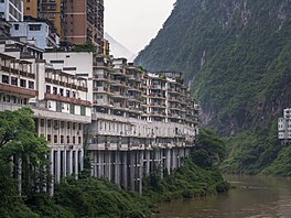 Yanjin, le�ící v sev�eném údolí �eky Heng � p�ítoku Dlouhé Jang-c�-�iang, se...