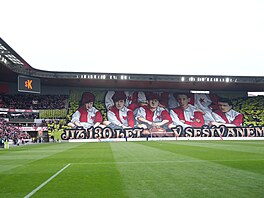 Choreo fanou�k� Slavie v utkání s Plzní.