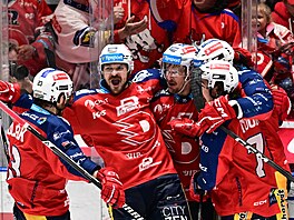 Pardubi�tí hrá�i slaví gól ve druhém finále proti T�inci.