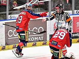Pardubický Roman �ervenka slaví gól ve druhém finále proti T�inci.