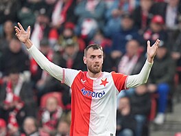 Tomá� Chorý ze Slavie reaguje v utkání s Plzní.