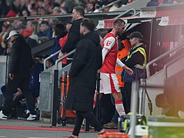Tomá� Chorý ze Slavie opou�tí zápas s Plzní po obdr�ené �ervené kart�.