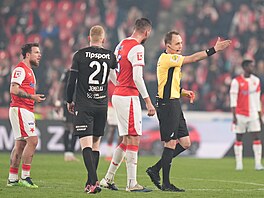 Rozhod�í Marek Radina vykazuje slávistu Tomá�e Chorého ze h�i�t� po �ervené...