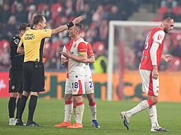 Rozhod�í Marek Radina vykazuje slávistu Tomá�e Chorého ze h�i�t� po �ervené...