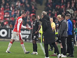 Slávista Tomá� Chorý opou�tí h�i�t� po �ervené kart� za plivnutí na plze�ského...