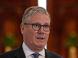 Britský premiér Keir Starmer hovo�í s médii na leti�ti v katarském Dauhá. (10....