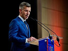 Péter Magyar hovo�í s noviná�i v Budape�ti poté, co porazil stranu premiéra...