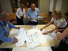 Volební komise v Budape�ti za�íná s�ítat hlasy odevzdané v parlamentních...