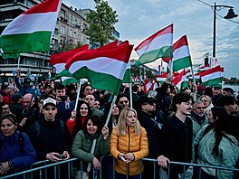 Lidé v Budape�ti dr�í ma�arské vlajky, zatímco �ekají na výsledky parlamentních...