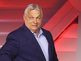 Ma�arský premiér Viktor Orbán v Budape�ti p�ijí�dí promluvit ke svým p�íznivc�m...