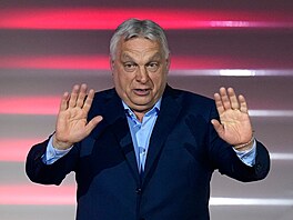 Ma�arský premiér Viktor Orbán v Budape�ti hovo�í ke svým p�íznivc�m po oznámení...