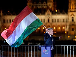 Péter Magyar, v�dce ma�arské opozi�ní strany Tisza, mává v Budape�ti státní...